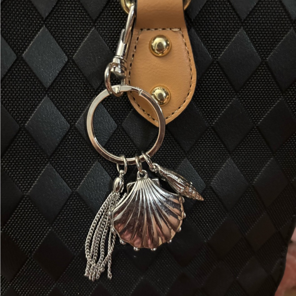 Elegant Silver Shell Keychain - Picture 4 of 5